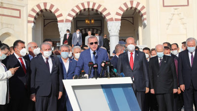 Turkiets president Recep Tayyip Erdogan håller tal på Cypern.