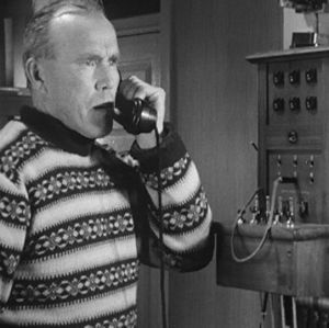 Luotsi puhuu puhelimeen Haapasaaressa vuonna 1964.