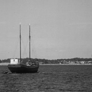Kaljaasi Vellamo lipuu kohti Haapasaarta vuonna 1964