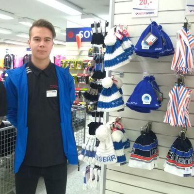Joensuun Intersportin myyjät Tuukka Renkman (vas.) ja Sami Voutilainen ja kisapipot.