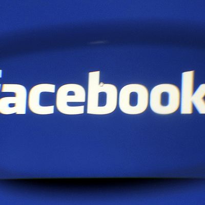 Facebookin logo kuvattuna linssin läpi.