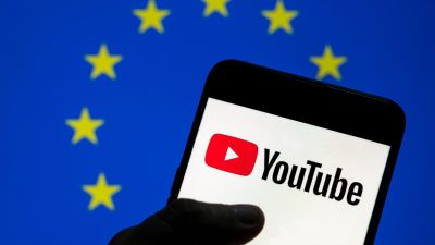 Youtubes logotyp mot en blå bakgrund och EU:s stjärnor
