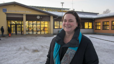 Rektor Katarina Lodenius står framför Sjundeå svenska skola.