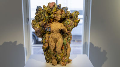 keramikskulptur som föreställer kvinna.