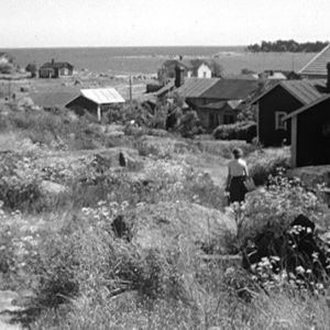 Nainen kävelee Haapasaarella vuonna 1964.