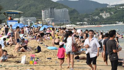Sandstränderna är nuförtiden vanligen proppfulla i badorterna vid Kinas långa kust. Ungefär hälften av kineserna har ändå så låga inkomster att de inte har råd att hålla några semestrar.