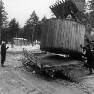 Työmiehet työskentelevät ison kaapelikelan kanssa.