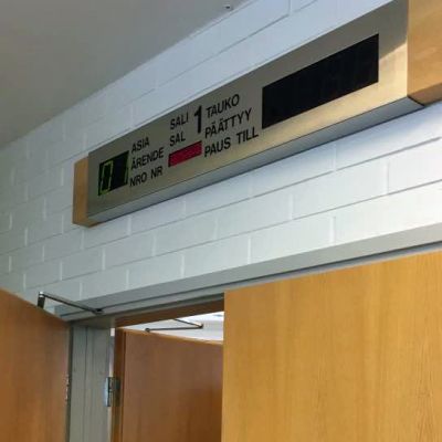 Pohjanmaan käräjäoikeuden Kokkolan istuntosalin ovi.