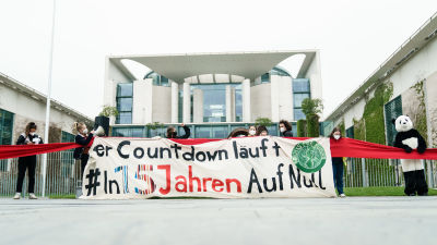 Klimataktivister demonstrar utanför förbundskanslerns kansli i Berlin
