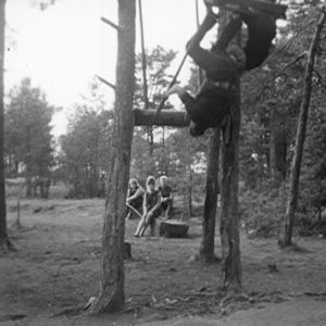 Lapset keinuu Haapasaaressa 1964