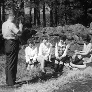 Pastori ja rippikoululaisia Haapasaaressa vuonna 1964.