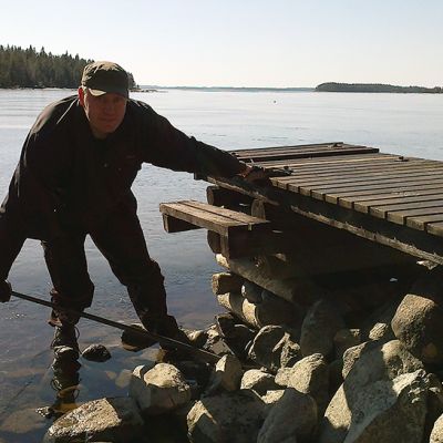 Mökkitalkkari Heikki Hietalahti oikaisee laituria