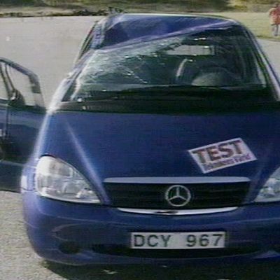 Katolleen kellahtanut A-sarjan auto.