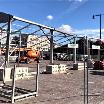Ensimmäisen torifestin rakennelmia pystytetään Joensuun kauppatorille elokuussa 2019.