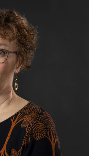 Annvi Gardberg som är redaktör vid Svenska Yle tittar i kameran. 