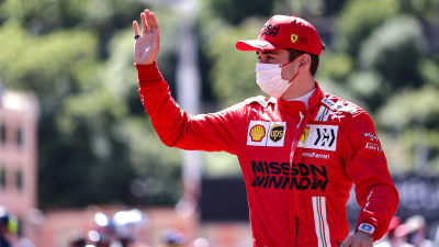 Charles Leclerc vinkar åt publiken.