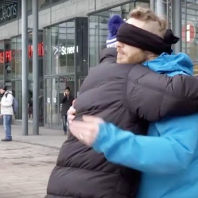 Kuvankaappaus Kioskin halausvideosta.