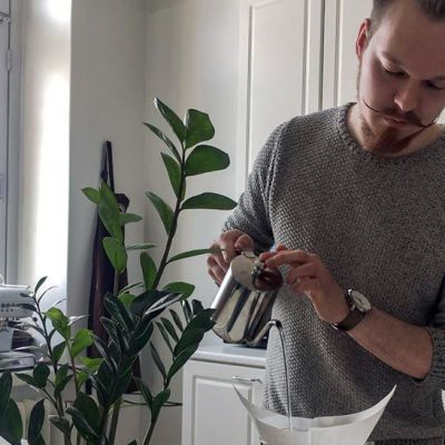 Linus Tuomenvirta uuttaa kotonaan kahvia