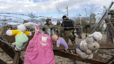 Kläder på tork vid grekisk- makedoniska gränsen