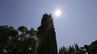 Ruin som behållits som symbol efter atombomben över Nagasaki.