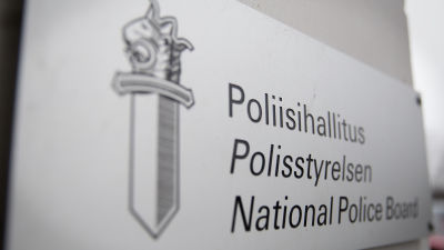 Poliisihallituksen ulkokyltti lähikuvassa.