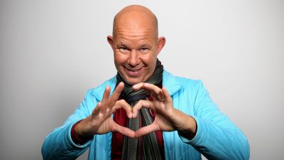 Kaj Kunnas gör en hjärtsymbol med sina händer.