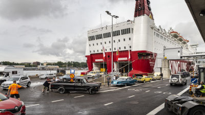 autoja Katajanokan terminaalissa