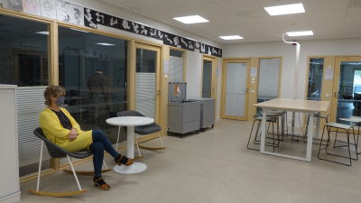 Störmborgska skolans rektor Carola Wiksten visar upp flexibla lärmiljöer.