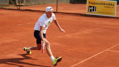 Leo Borg spelar tennis.