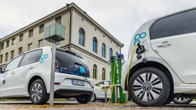 Sähköautojen latauspaikka Jyväskylän kaupungintalon parkkipaikalla.