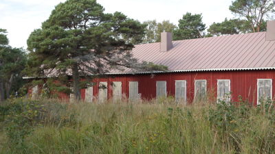 En gammal röd renoverad armébyggnad på Örö