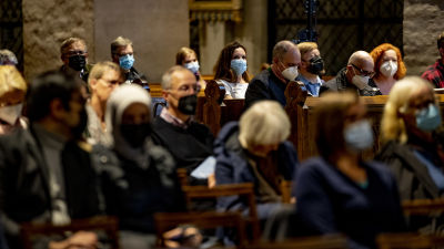 Människor sitter i domkyrkan.
