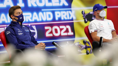 Valtteri Bottas och George Russell sitter på en presskonferens.