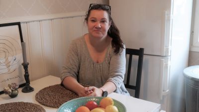 Maria Nylund sitter vid sitt köksbord