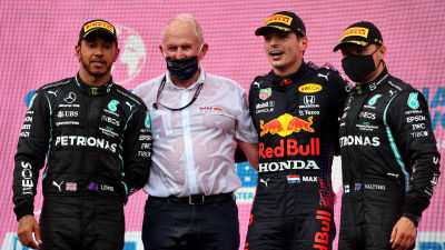 Lewis Hamilton, Helmut Marko, Max Verstappen och Valtteri Bottas på pallen.