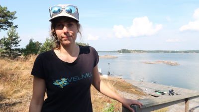 Porträtt av Laura Kauppi som poserar invid en trappa som leder ned till bryggan på Furuskär.