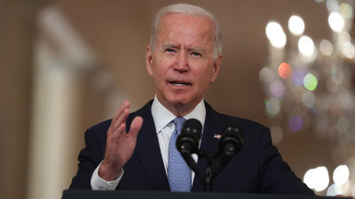 Man i mörk kostym bakom en mikrofon. President Joe Biden talar i Vita huset den 31 augusti 2021.