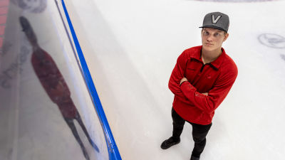 Joakim Kemell seisoo kaukalossa kädet puuskassa.