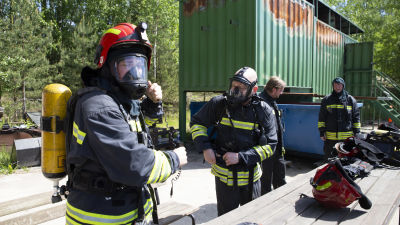 män som byter syreflaskor
