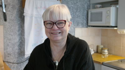 Eija Lamsijärvi sitter i sitt kök