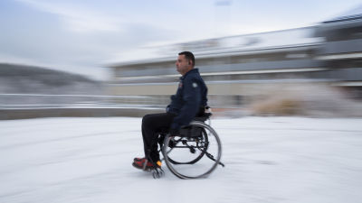 Hassan Zubier ajaa pyörätuolilla talvella.