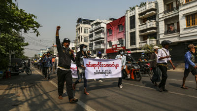 Sotilasvallankaappausta vastustavia mielenosoittajia marssii kadulla Myanmarin Mandalayssa.