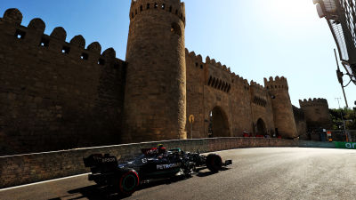 Valtteri Bottas gasar fram med ett torn i bakgrunden i Baku.