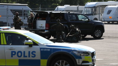 Polisbilar och poliser utanför Hällbyanstalten i Eskilstuna där två kriminalvårdare togs som gisslan av beväpnade fångar.