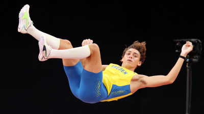 Armand Duplantis flyger i luften.