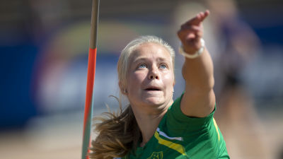 Emilia Karell kastar spjut.