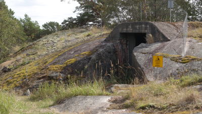 Ingången till en gammal bunker på Örö