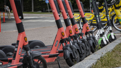 Rödfärgade elsparkcyklar.