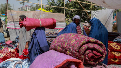 Begagnade prylar till salu i Afghanistan då landets ekonomi har kollapsat.