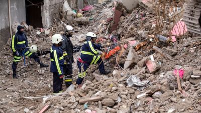 Försöken att finna överlevande i rasmassorna försvårades av stormen Grace som drog över Haiti några dagar efter jordskalvet i helgen.